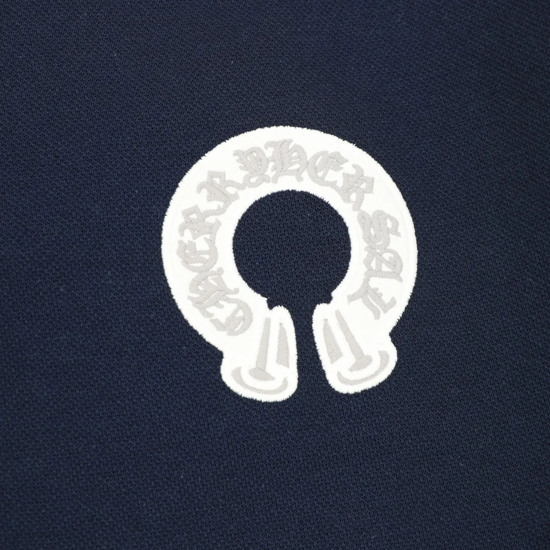 🅿️380 CH/Cro Heart Horseshoe embroidered lapel long-sleeved polo shirt made of customized fabrics. DuPont Sorona material is added, which is skin-friendly, long-lasting antibacterial, anti-mite, and more washable. The cotton thread has been repeatedly processed to remove inferior coarse fibers and impurities, leaving only high-quality cotton fibers, making the fabric more advanced and classy. Environmentally friendly polishing enzyme technology gives the fabric a clean appearance and clear texture. Simple and exquisite! Full of sense of ceremony! Simple and luxurious, full of design! It gives people a simple but not boring feeling, creating a low-key and unique personalized fashion! Fine workmanship, compare with the counters! A highly recognizable long-sleeved style with great upper body effect!!! Super versatile! Same style for men and women. Size：S-L